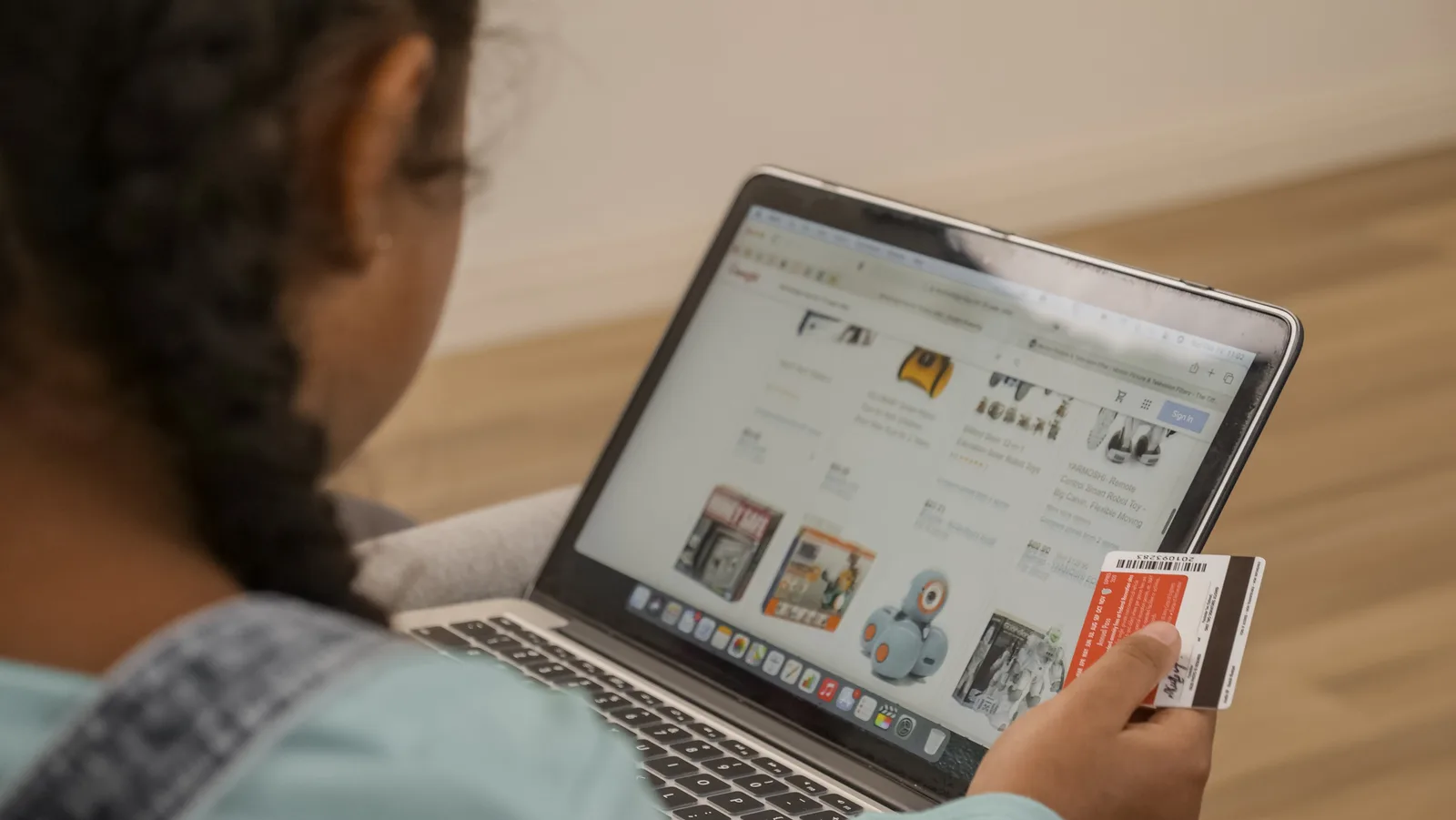 Conversion-Tracking für Google Ads: Kontaktformular-Absendung: zentrale Conversion für Dienstleister; Anrufe aus Anzeige oder Website: mit Mindestdauer von 30 Sekunden; Kaufabschluss im E-Commerce: über Datalayer und GTM