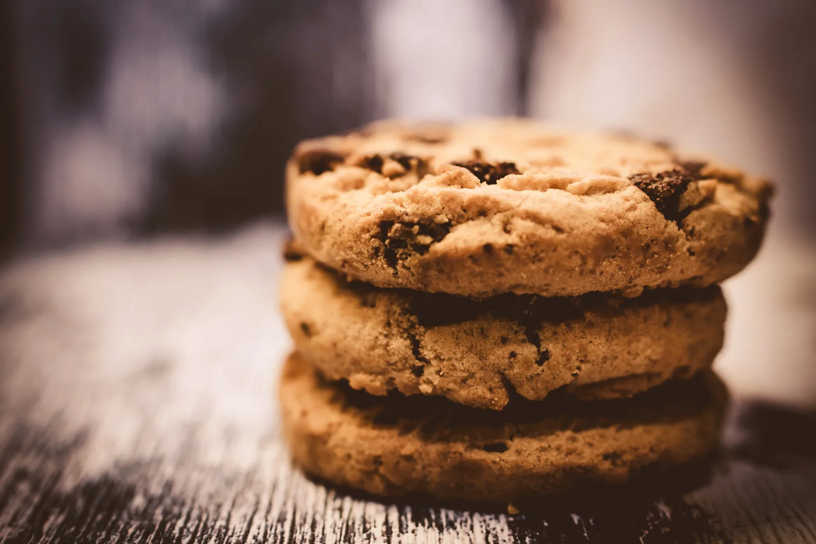 Cookies in der Schweiz: DSG-Regeln: Das DSG verlangt keine Einwilligung für Werbe-Cookies.; Art. 45c FMG erlaubt Cookies mit Opt-out-Prinzip.; EDÖB-Leitfaden 2025 verlangt sichtbaren Hinweis vor Cookie-Satz