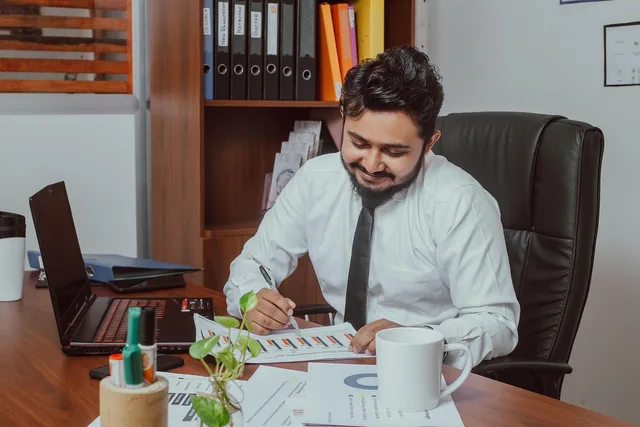 man, businessman, accounting, digital marketing, working, office, marketing, ceo, manager, working at office, digital marketing, ceo, ceo, ceo, ceo, ceo. Google Ads per le PMI svizzere: fatturazione, IVA e profilo di pagamento