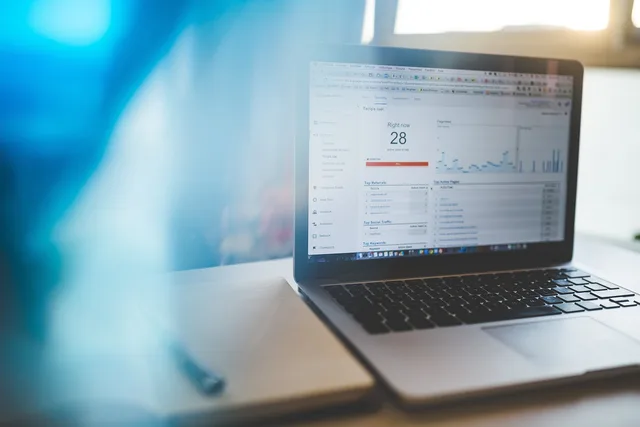analytics, charts, graphs, traffic, marketing, internet, web, macbook, laptop, computer, technology, blue computer, blue technology, blue laptop, blue marketing, blue internet, blue web, charts, graphs, marketing, marketing, marketing, marketing, marketing, web. Cookie pubblicitari e consenso in Svizzera: cosa richiede la LPD?